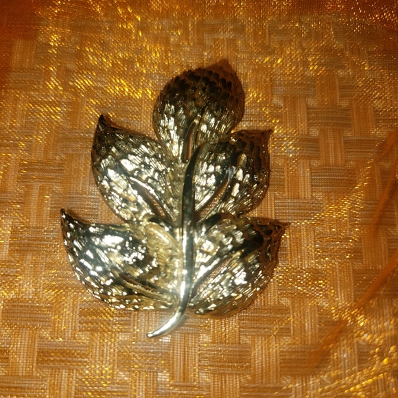 Gorgeous Gold Tone Leaf Brooch Pin Unsigned - Picture 2 of 4